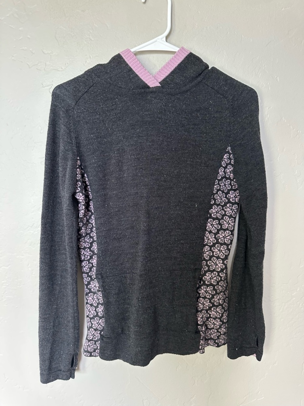 SmartWool Merino Wool Hooded Sweater Charcoal Lilac Purple Trim with Thumbholes